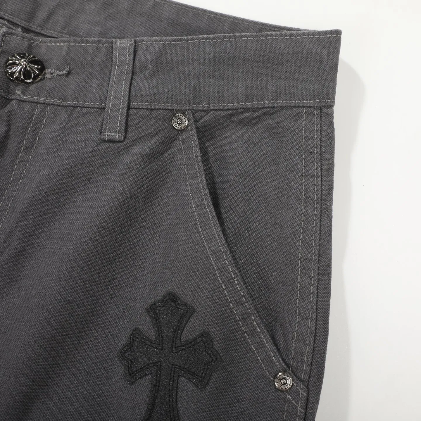 P280 Chrome hearts Cross patch leather jeans workwear logging pants Chrome hearts logging pants are here! ! ! CH Croix Heart Double Knee Cross Patch Leather Bo1 Style Logging Pants Straight-leg Work Pants B136 Croix Heart Cross Sanskrit Overalls Price 34W Level, patchwork cross pattern embellishment, high-waisted washed jeans! ! Absolutely high-end luxury products, 1.9W level god-level single products, super popular products, made by top heavy industry, not to be missed. About Zangyin, this is an extremely luxurious fashion brand, which can also be called the nobles of the high street. It has always been an exclusive brand of some hipsters or rich second generation. Compared with ordinary high streets, it is more luxurious and noble. Compared with luxury brands, it has a more fashionable personality and has always been a brand that I have a special liking for. Imported yarn is custom-woven into a high-density twill canvas, which ensures a crisp silhouette while also making the fabric feel very delicate. It follows the B01 classic silhouette, with a crisp and stylish upper body. The ready-made garments are stone-ground and fermented and can be matched with any style. Buttons and zinc are washed with genuine YKK retro metal products. Double-layered canvas on the front. Perfect details. All hardware is perfect. Size: s-XXL Color: Gray